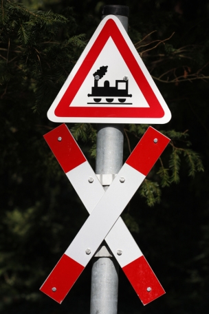 Todsuenden-im-Straßenverkehr-Bahnuebergang.jpg